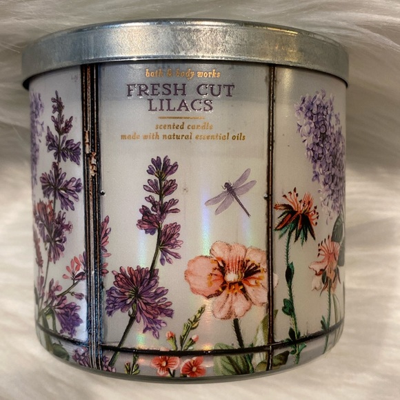 🪻”FRESH CUT LILACS” scent, by BBW / White Barn collection, 3-wick candle, NWTag - Picture 1 of 5